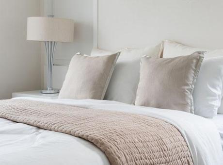 Otel yataklarındaki örtü sadece süs değil! Bakın ne işe yarıyormuş, hijyen için birebir