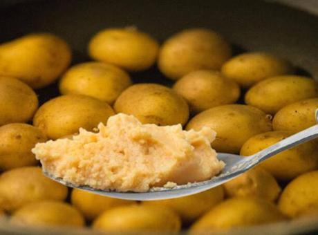 Patatesin başında bekleme derdi yok! 1 kaşık tereyağı koyun, sonucu görün