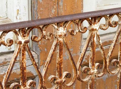 Balkon demirindeki pas su gibi akacak! Evde şipşak formül, ovalama yok