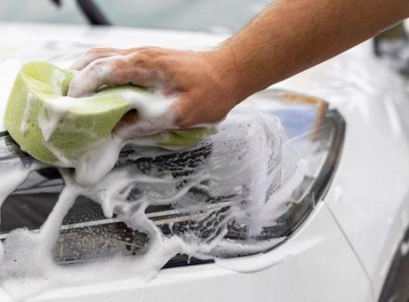 Araba farları ayna gibi parlıyor! Önce zımpara sonra cila, oto yıkamacı yöntemi