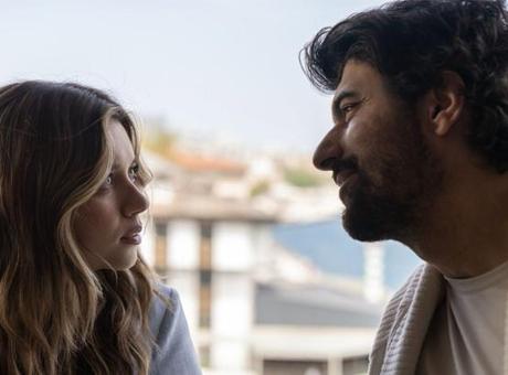 İki ünlü yıldız Afra Saraçoğlu ve Engin Akyürek, İstanbul tanıtımı için çekilen mini dizinin başrolünde