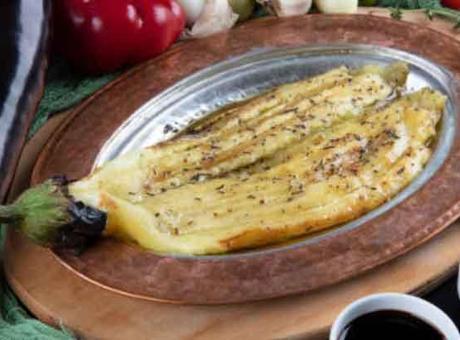 Ocağı batırmadan köz patlıcan keyfi! Fırında da oluyormuş, mangalı aratmayan yöntem