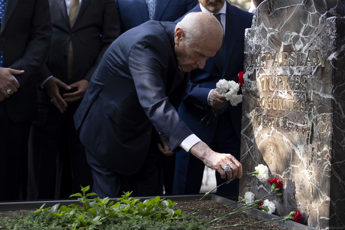 Bahçeli, Türkeş’in kabrinde