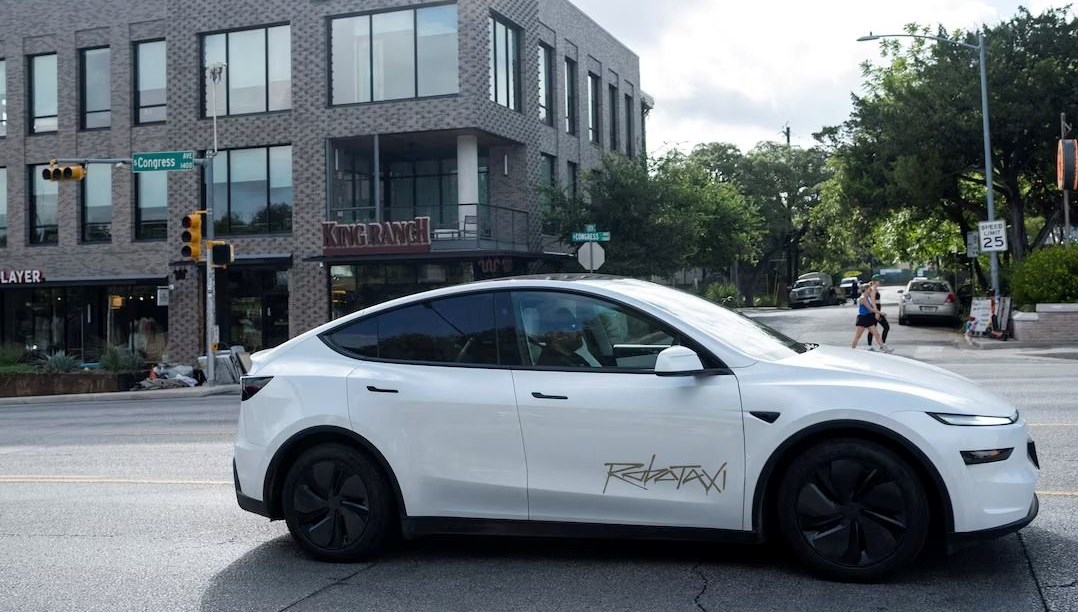 Tesla’nın robotaksileri yola çıktı: Yolculuk fiyatı belli oldu