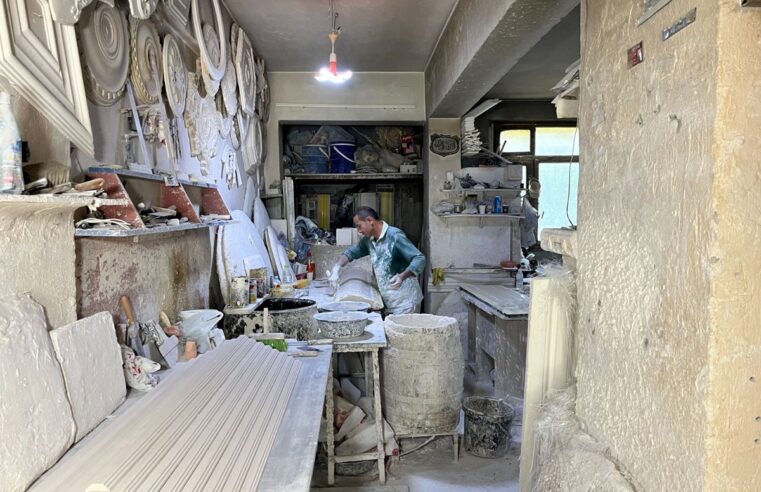Babasından öğrendi, 37 yıldır bu işi yapıyor: Alçıyı sanat eserine dönüştürüyor