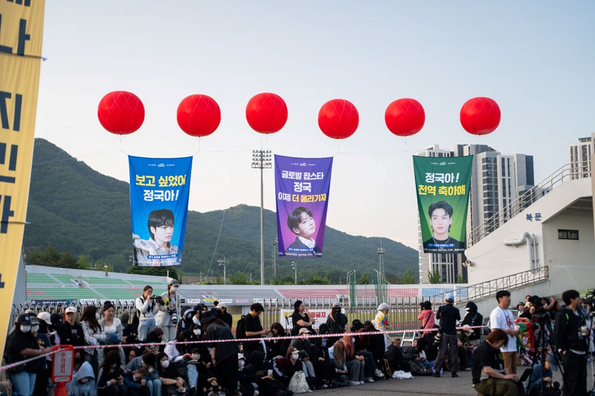En popüler K-Pop gruplarından BTS üyeleri terhis oldu, hayranlar gözyaşlarıyla karşıladı