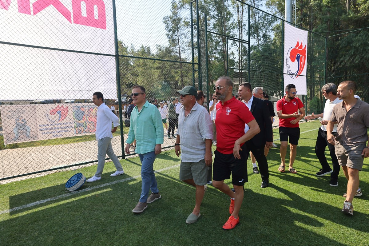 Futbol sahasında yıldızlar geçidi: Fatih Terim, Rıdvan Dilmen, Kıvanç Tatlıtuğ, Emre Belözoğlu