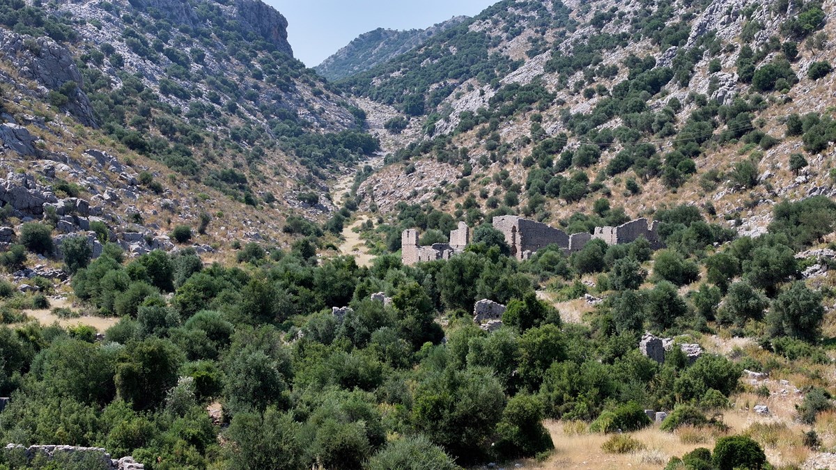 Antik döşeme yol, doğal güzelliğini koruyor