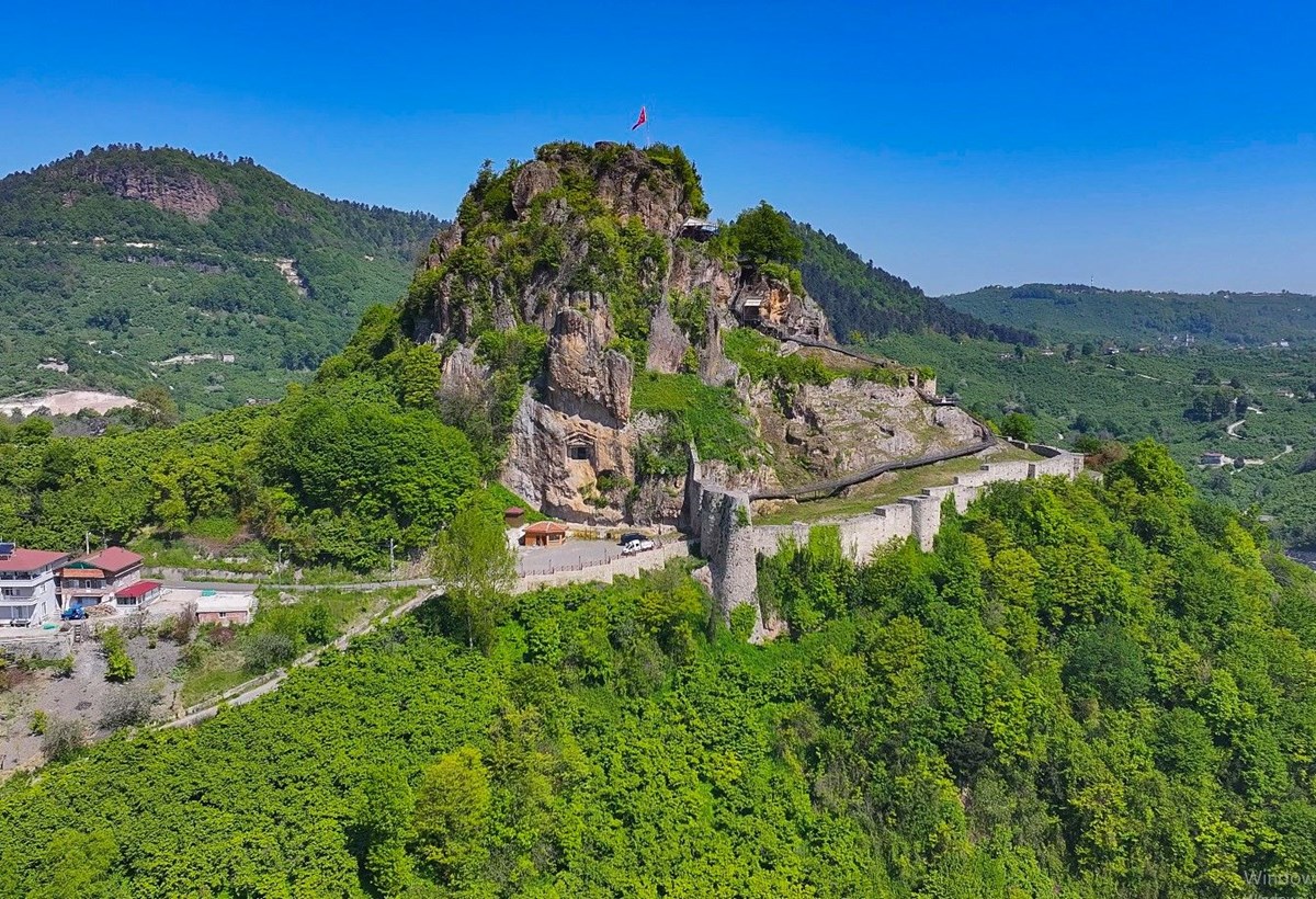 Karadeniz’in kültürel mirasları arasında yer alıyor: Ünye Kalesi’ne binlerce turist akın etti