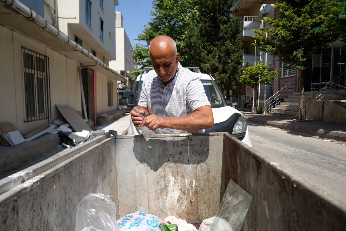 Çöpten topladığı camları sanata dönüştürüyor: “Bu eserlere talep çok”