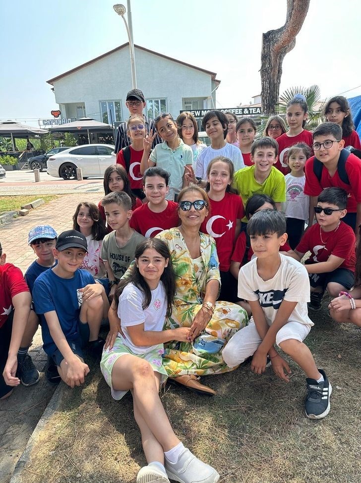 Demet Akalın’dan minik hayranına jest: Kırılan kalp İznik’te onarıldı