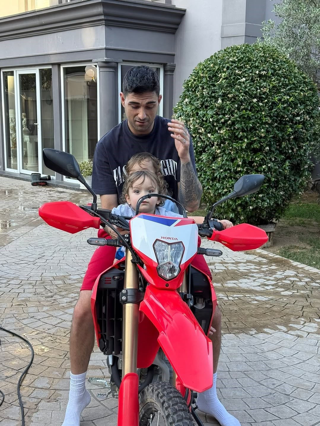 İdo Tatlıses ve ikiz oğullarından yeni poz