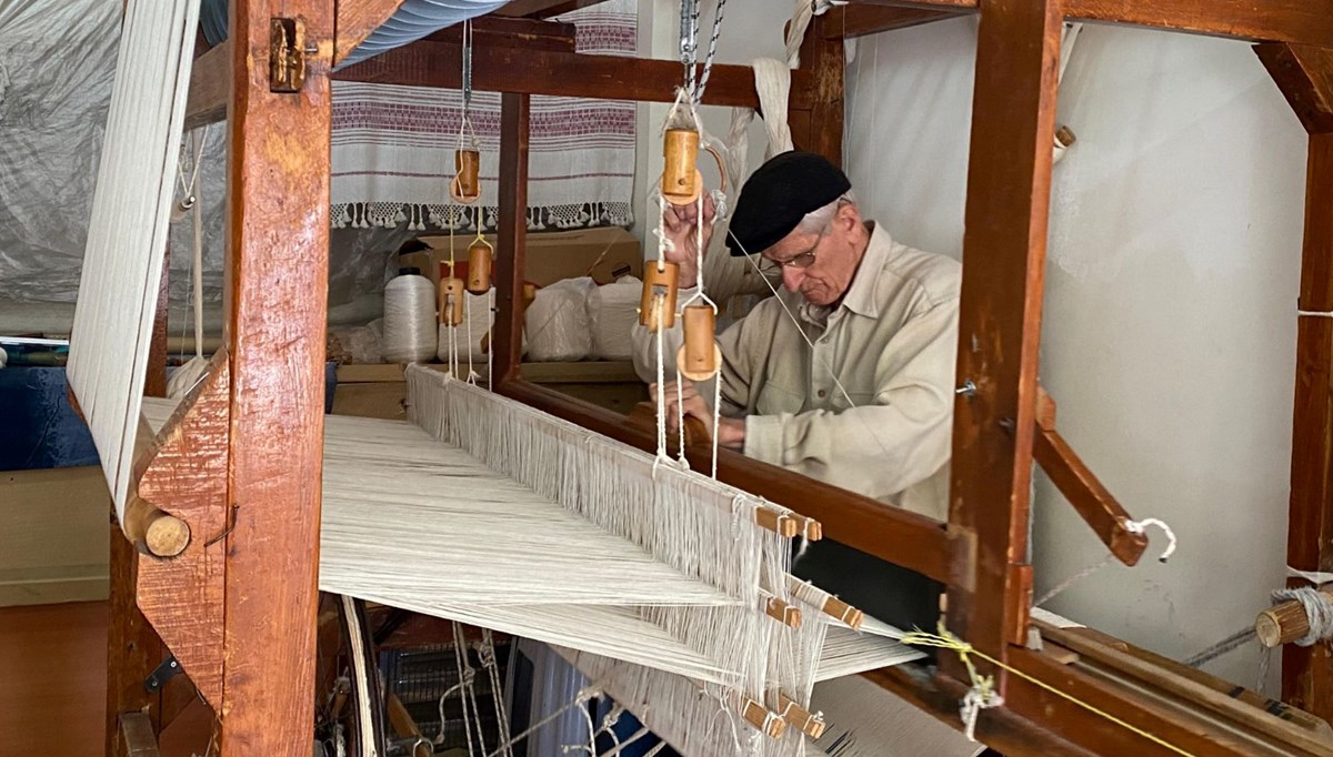 62 yıldır mesleğini tutkuyla yapıyor, ipleri elleriyle sanata dönüştürüyor