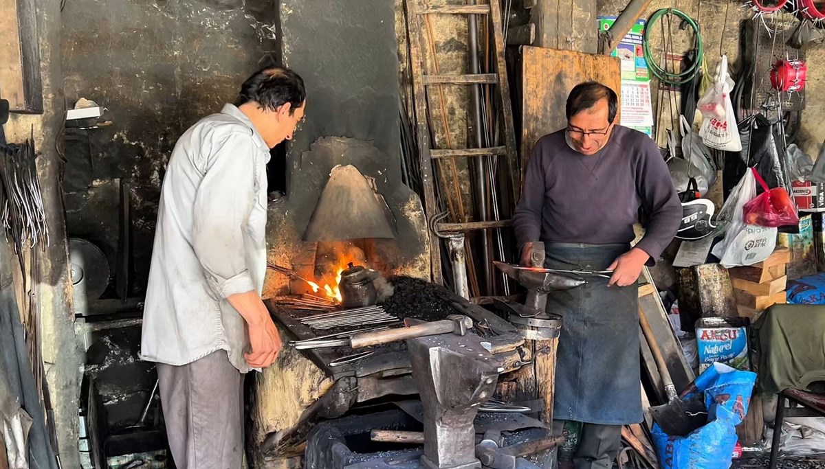İki kardeş kaybolmaya yüz tutan mesleği yaşatmaya çalışıyor