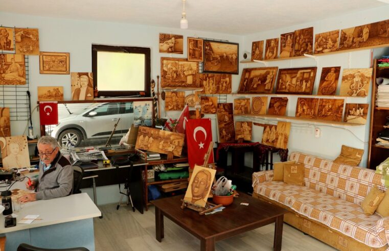 74 yaşında 29 yıldır ahşap yakma sanatını icra ediyor