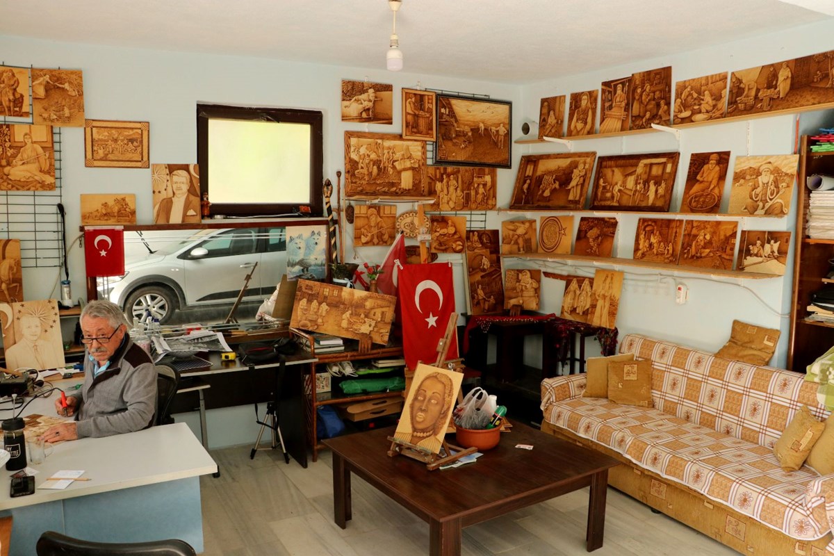 74 yaşında 29 yıldır ahşap yakma sanatını icra ediyor
