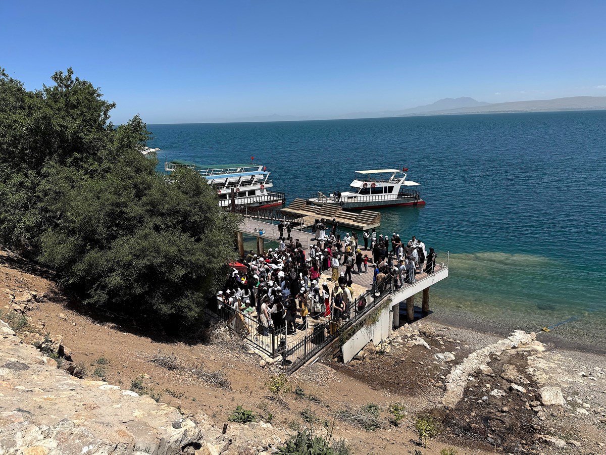 Van Gölü’ndeki Akdamar Adası’na yoğun ilgi