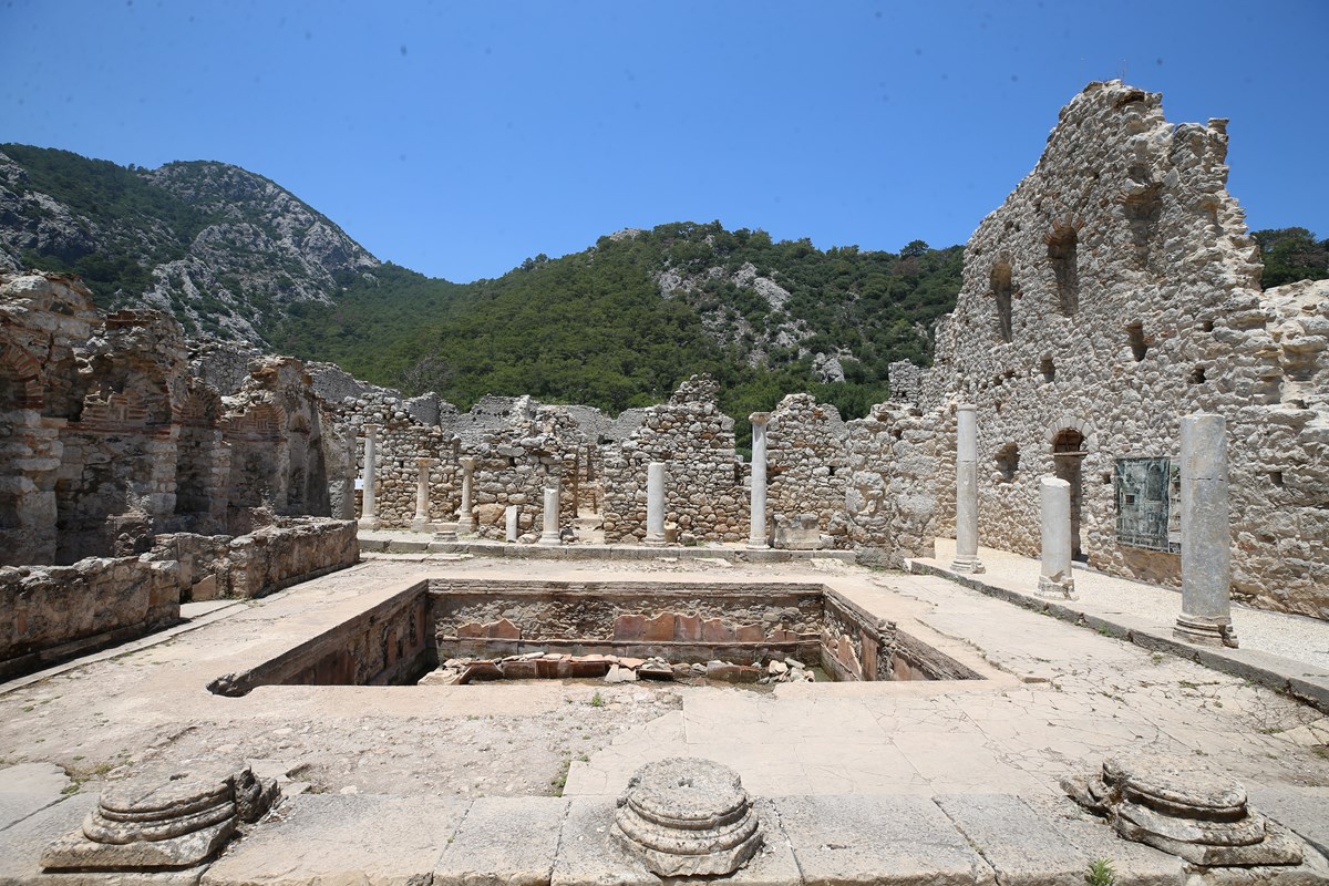 Olympos Antik Kenti’nde yeni mozaik alanları bulundu
