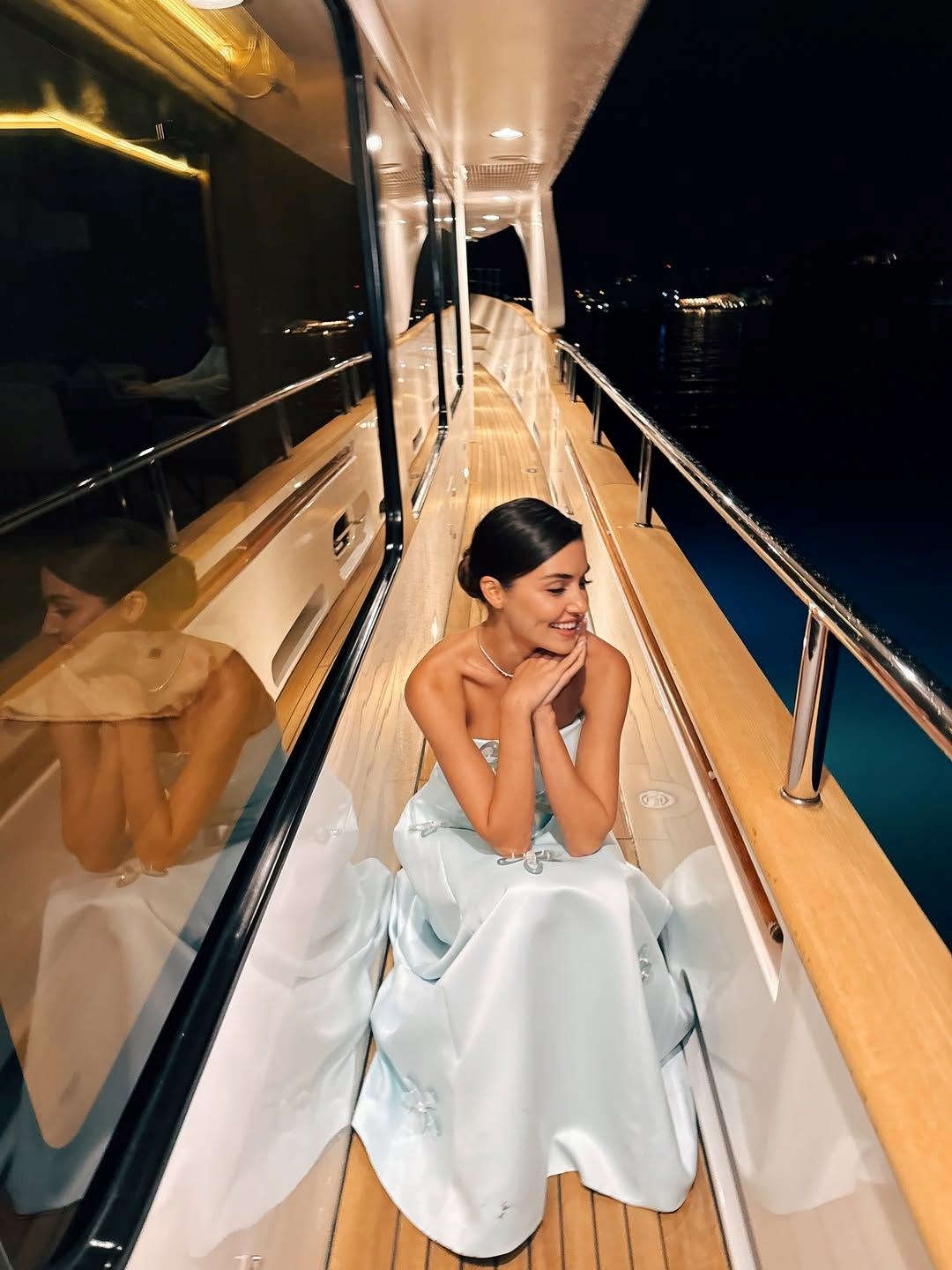 Hande Erçel tekne pozlarıyla beğeni topladı