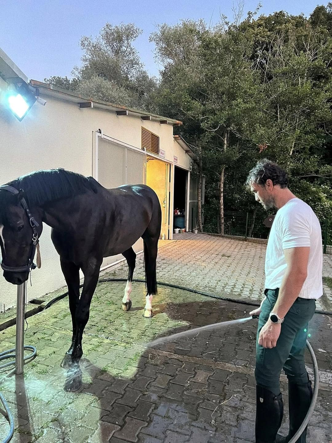 Aras Bulut İynemli’den yeni pozlar