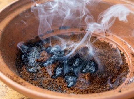 Evde Türk kahvesi yakan yaşadı! Kokusu ferahlık yayar, dumanı böcekleri savar
