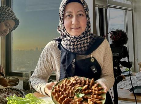 Yemekleri İngilizce yapıyor, milyonlar izliyor! 20 yıllık tarif serüveni: ‘İsraf olmasın’