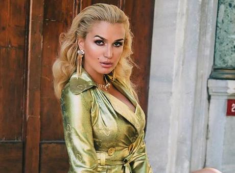 Tuğba Özay’dan kıyafet eleştirisi! ‘Sokağa sütyenle çıkılmaz’