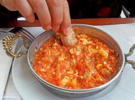 Kahvaltıda tabak sıyırtan menemen tarifi! Ekmek banmaya doyamayacaksınız
