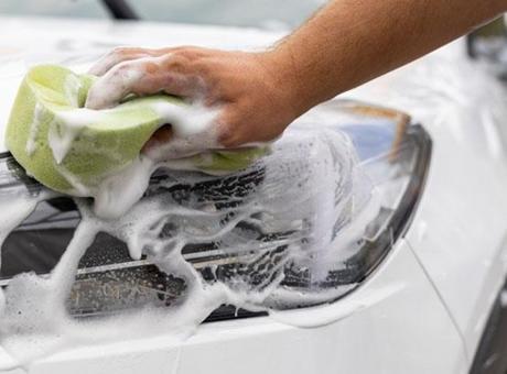 1 tutamıyla oto yıkamayı unutturuyor! Farları pırıl pırıl yapan taktik, sarı lekeye elveda