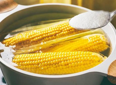 Mısırı haşlarken 1 kaşık eklemek gerekiyor! Hem lezzetli hem de dakikalar içinde hazır