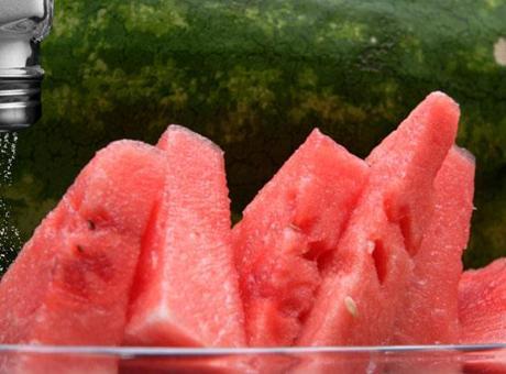 Karpuza tuz serpip yiyin! Adeta lezzet fışkıracak, deneyenin bırakamadığı tat