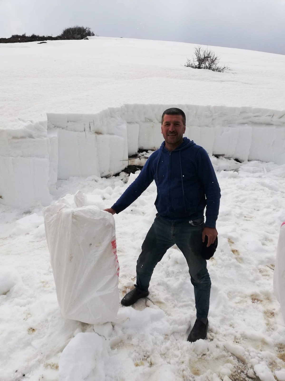 Havalar ısınınca tezgahlarda yerini aldı: Kışın dağların zirvesinden toplanıyor