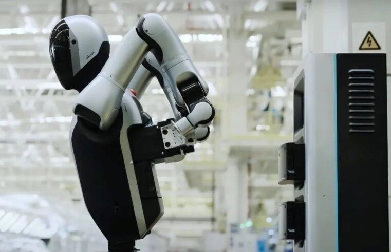 Dünyada ilk: İnsansı robot kendi bataryasını değiştirirken görüntülendi