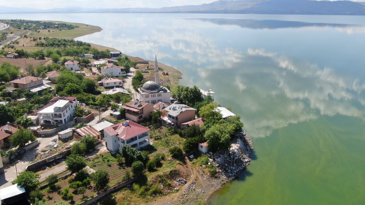 Baraj suları yükselince köy, yarımadaya dönüştü