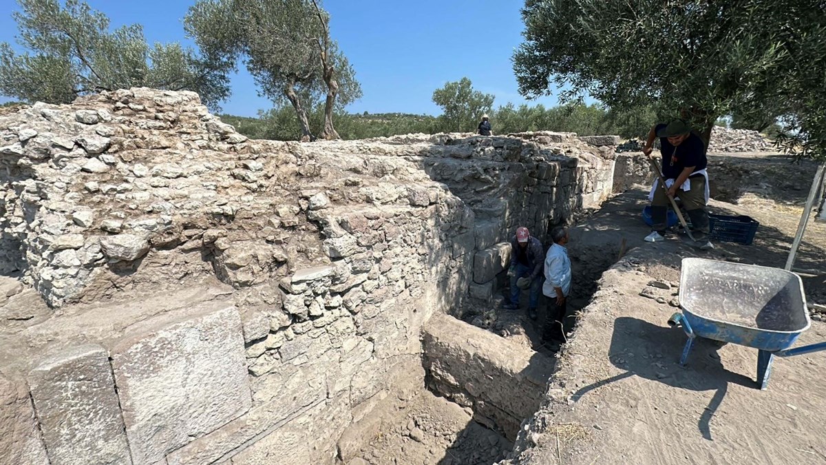 Apollon Smintheus Kutsal Alanı’ndaki kazılarda 3’üncü yüzyıla ait hamam gün yüzüne çıkarılıyor