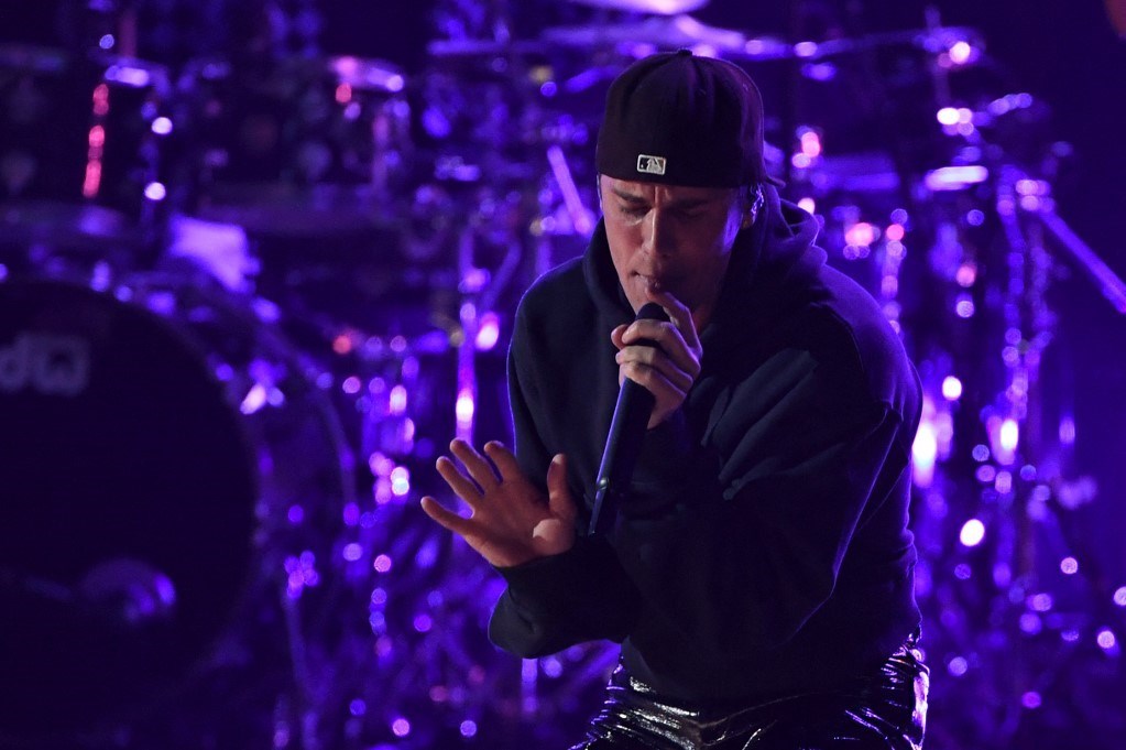 Justin Bieber, 4 yıl aradan sonra yeni albümünü yayınladı: Evliliğine gönderme mi yapıyor?