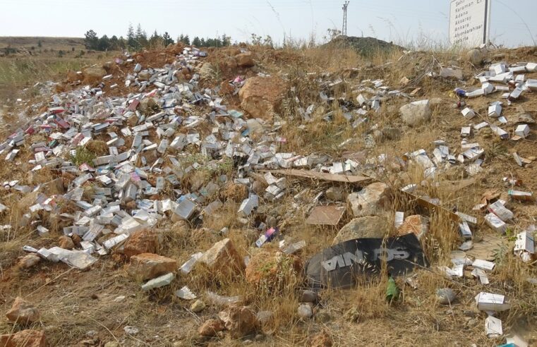 Yol kenarında çok sayıda kullanılmamış ilaç kutusu bulundu