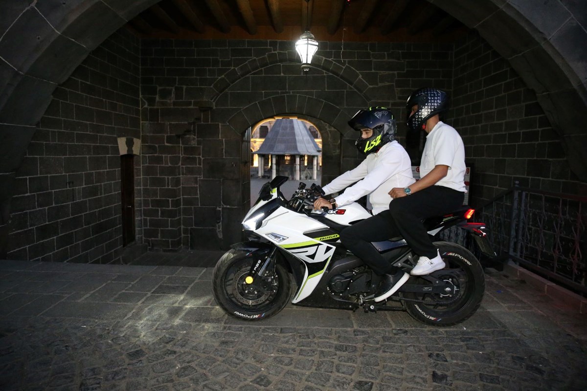Diyarbakır’ın sıra dışı imamı: Yarış motosikletiyle ilgi odağı oluyor