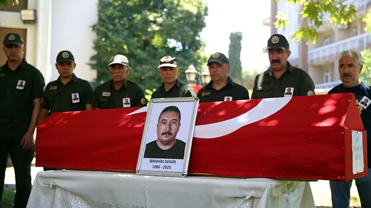 İzmir’deki yangına müdahale ederken şehit olan dozer operatörü için tören düzenlendi