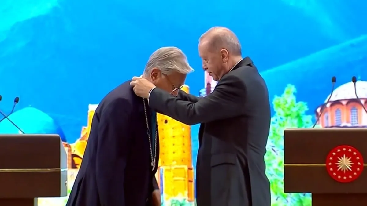 Kazakistan Cumhurbaşkanı Tokayev’e devlet nişanı