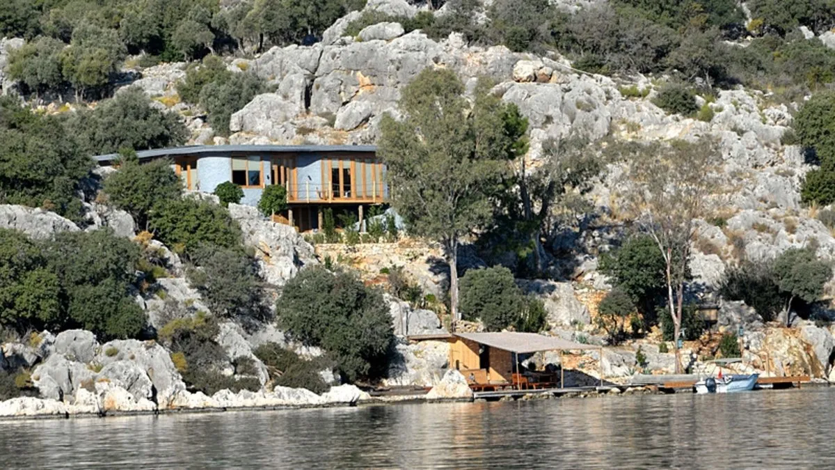 Kekova’da denize sıfır kaçak villa dikmişti! İngiliz’den akılalmaz hamle: Mührü kırıp kiraya bile vermiş!