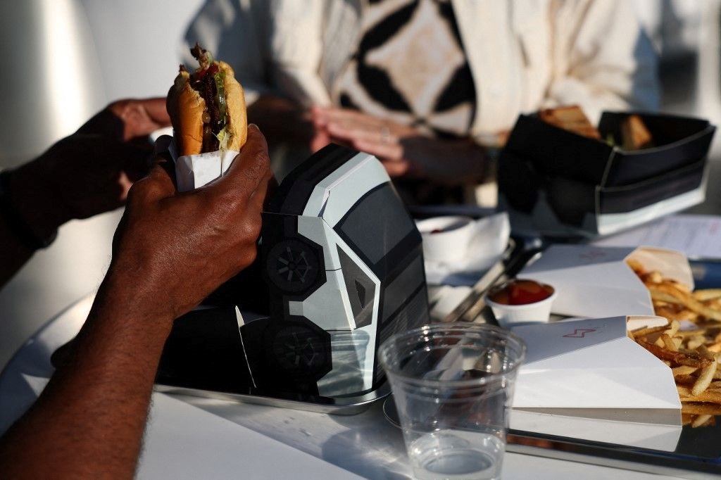 Musk’ın hayali gerçek oldu: Tesla Diner açıldı, hayranlar saatlerce sıra bekledi