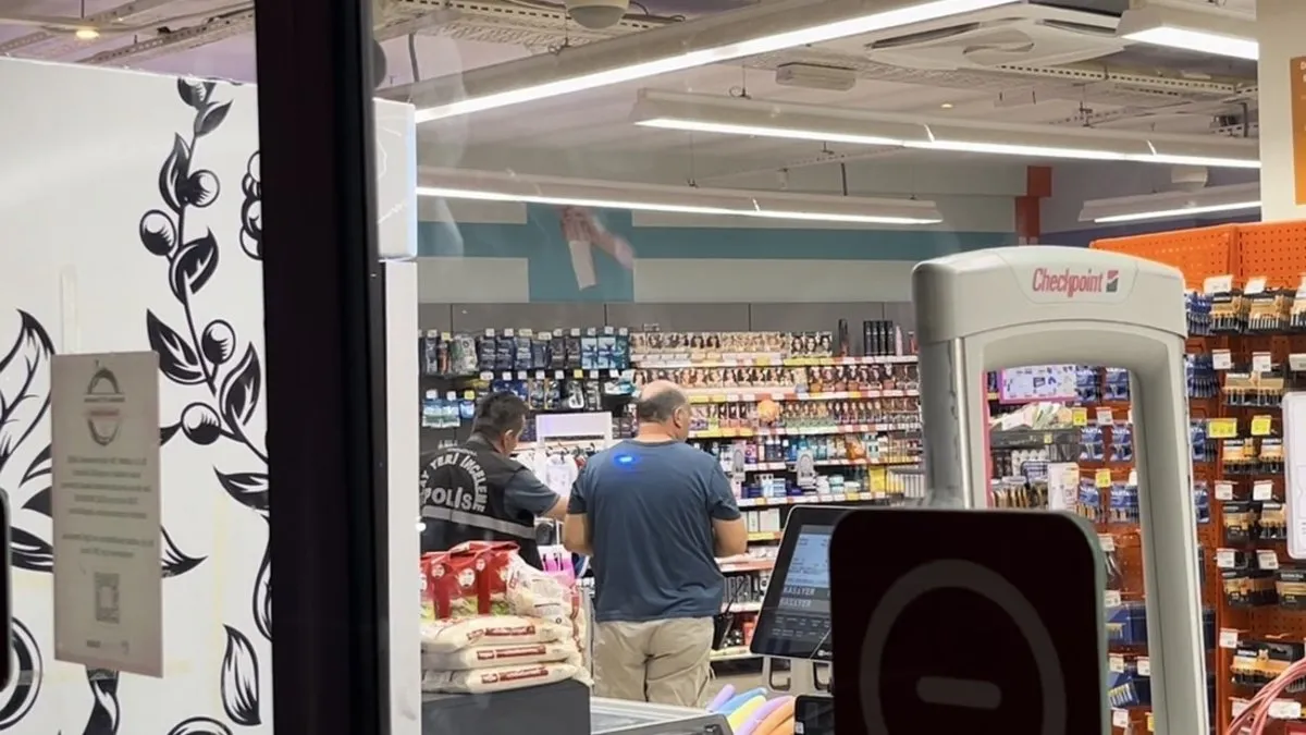 SON DAKİKA… Sen sapık mısın! Markette korku dolu anlar: Genç kadın ile çocuğu kabusu yaşadı!