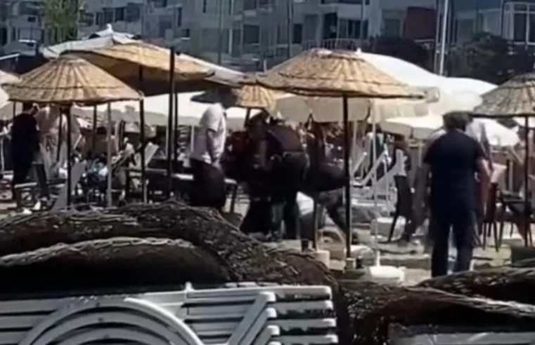 Bursa’da halk plajında şezlong kavgası! Tekme ve yumruklarla birbirlerine girdiler