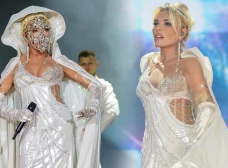 Elbisesi dikkat çekti! 79 yaşındaki Süperstar Ajda Pekkan 45 şarkı söyledi