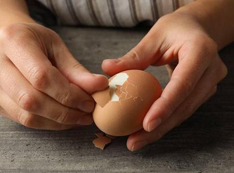 Tek hamleyle yumurtayı tamamen soymak mümkün! 1 çay kaşığı atmak yetiyor