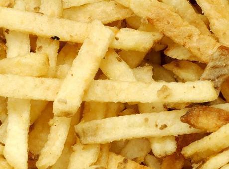 Patates kızartması lastik gibi olduysa böyle kurtarın! Yağda 1-2 çevirin, çıtır çıtır olacak