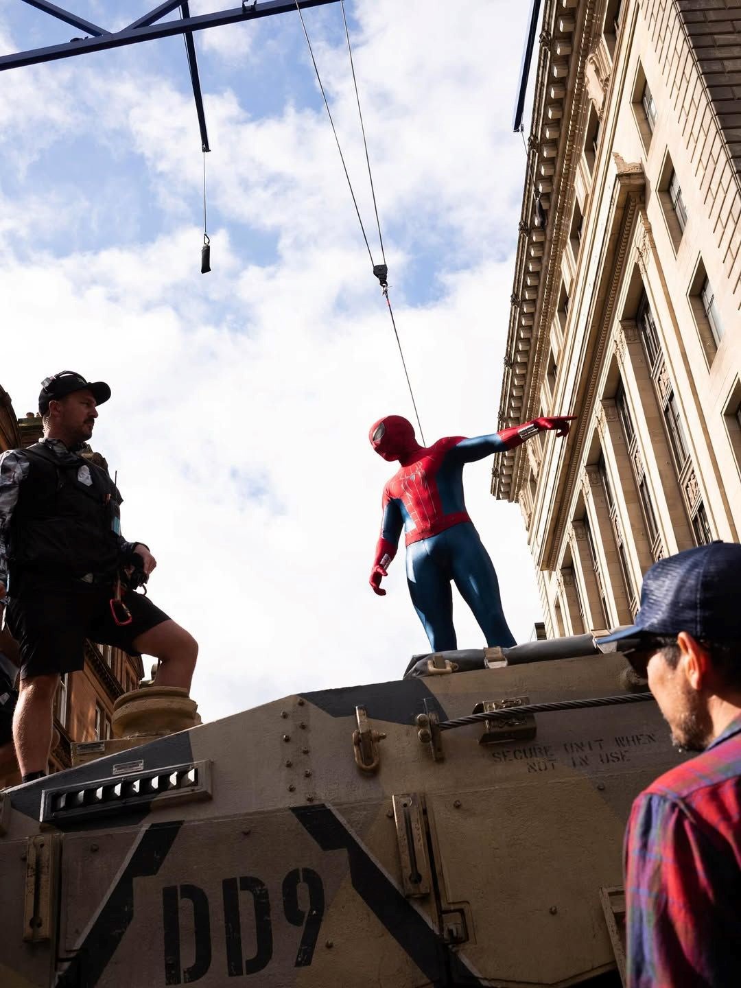 Yeni Örümcek Adam filmine geri sayım: Tom Holland setten paylaştı