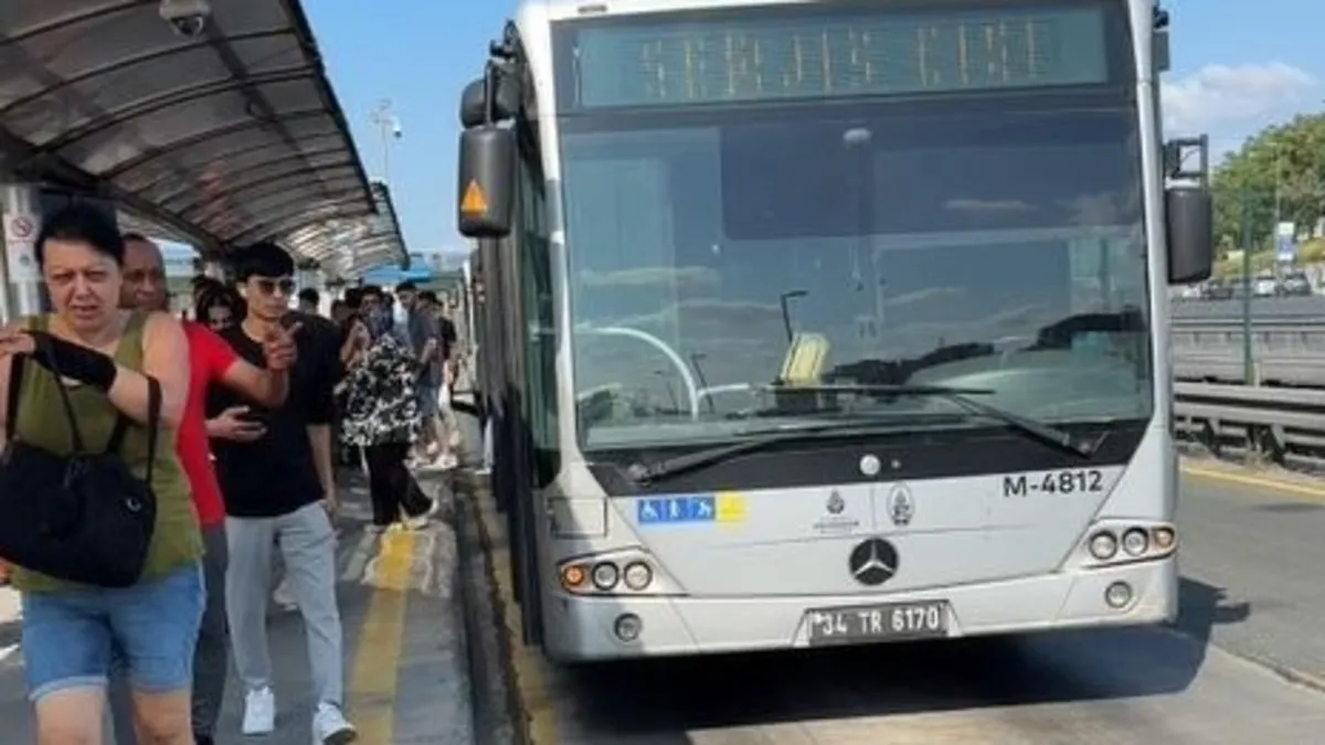 İstanbullunun çilesi bitmiyor: Yine, yeni, yeniden… Metrobüs arızalandı!